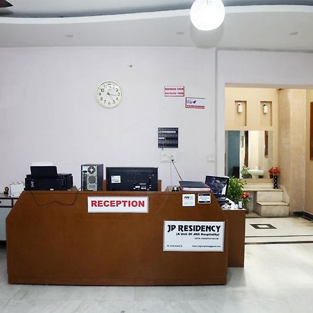 Готель J P Residency Велика Нойда Екстер'єр фото